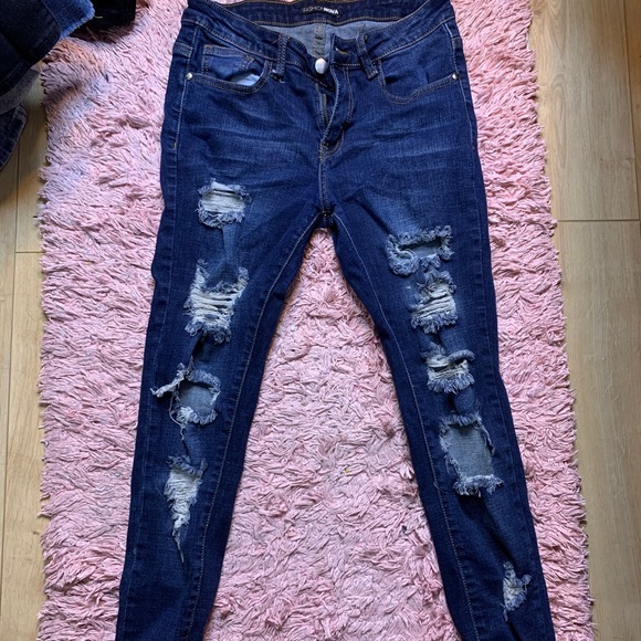 FASHION NOVA RIPPED JEANS - Picture 1 of 4
